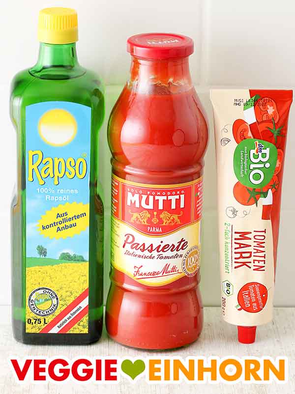 Rapso Rapsöl, Mutti Passierte Tomaten und dm Bio Tomatenmark Eine Flasche Rapsöl, eine Flasche passierte Tomaten und eine Tube Tomatenmark