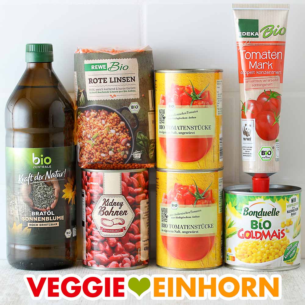 Öl, Rewe Bio Rote Linsen, Penny Kidneybohnen, Naturgut Tomaten, Edeka Bio Tomatenmark, Bonduelle Goldmais Öl, rote Linsen, eine Dose Kidneybohnen, Pizzatomaten, Tomatenmark, Dosenmais