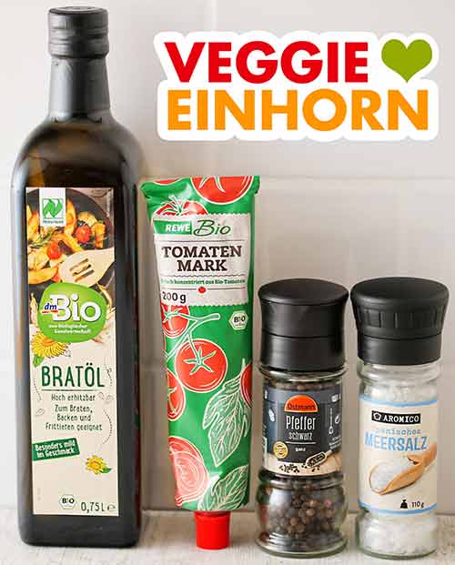 dm Bio Bratö, Rewe Bio Tomatenmark, Ostmann Pfeffer, Meersalz Eine Flasche Öl, eine Tube Tomatenmark, Pfeffer und Salz