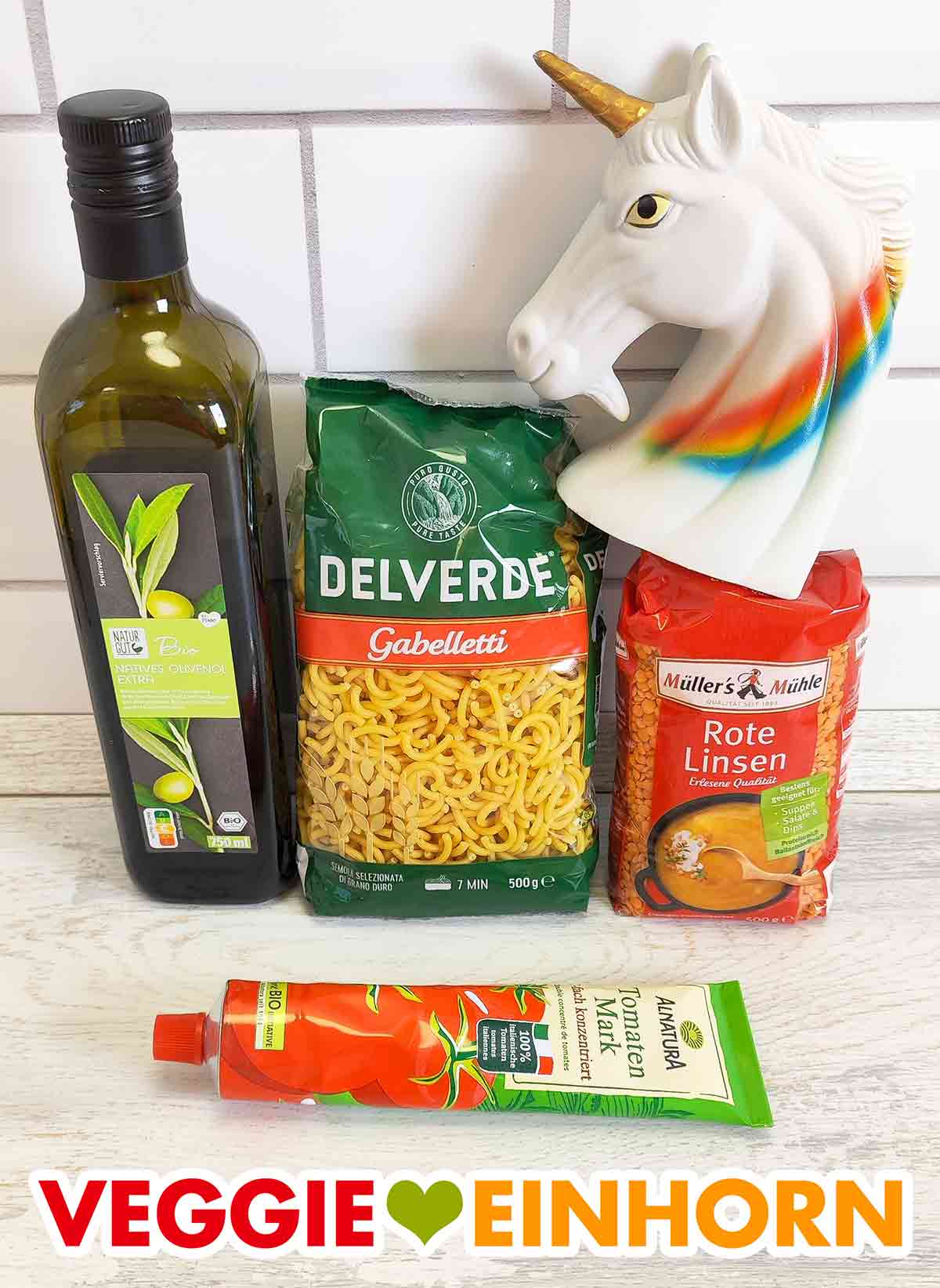 Penny Naturgut Olivenöl, Delverde Gabelletti, Müllers Mühle Rote Linsen, Alnatura Tomatenmark Olivenöl, eine Packung Gabelspaghetti, rote Linsen, eine Tube Tomatenmark