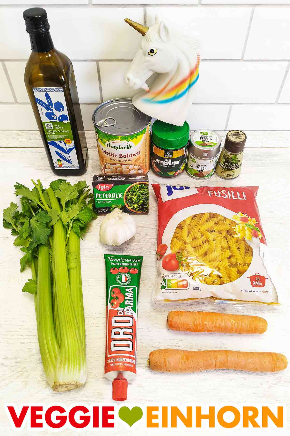 Penny Naturgut Olivenöl, Bonduelle Weiße Bohnen, Aldi Le Gusto Klare Gemüsebrühe, Aldi Gut Bio Pfeffer, Goutess Kräuter Italienischer Art, Staudensellerie, Iglo Petersilie, eine Knoblauchknolle, Oro di Parma Tomatenmark, Rewe ja! Fusilli, Möhren Verwendete Produkte für Pasta e Fagioli
