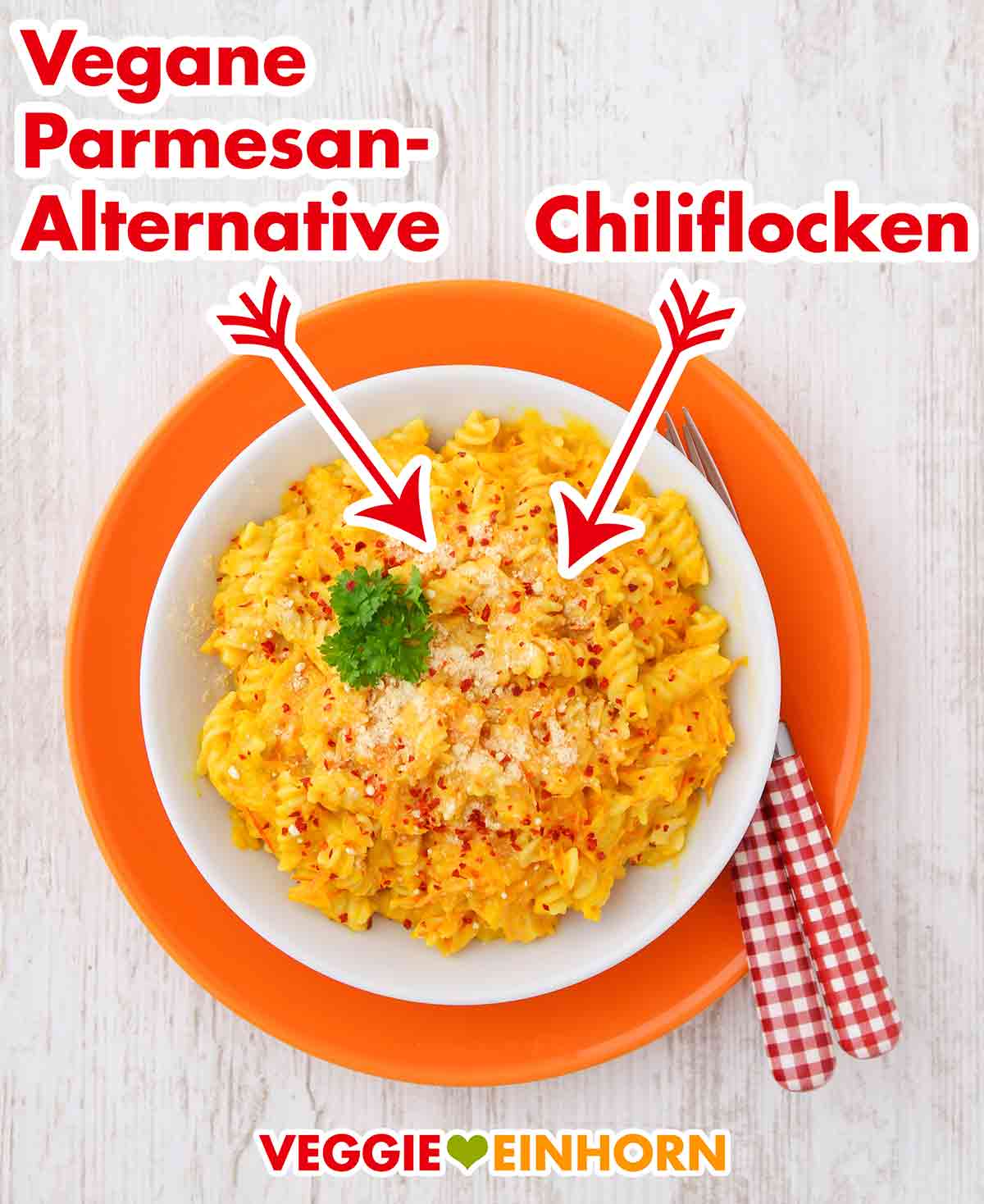 Lecker zur Kürbis Pasta: Vegane Parmesan-Alternative, Chiliflocken oder frische Kräuter One Pot Kürbis Pasta mit veganem Parmesan-Ersatz und Chiliflocken