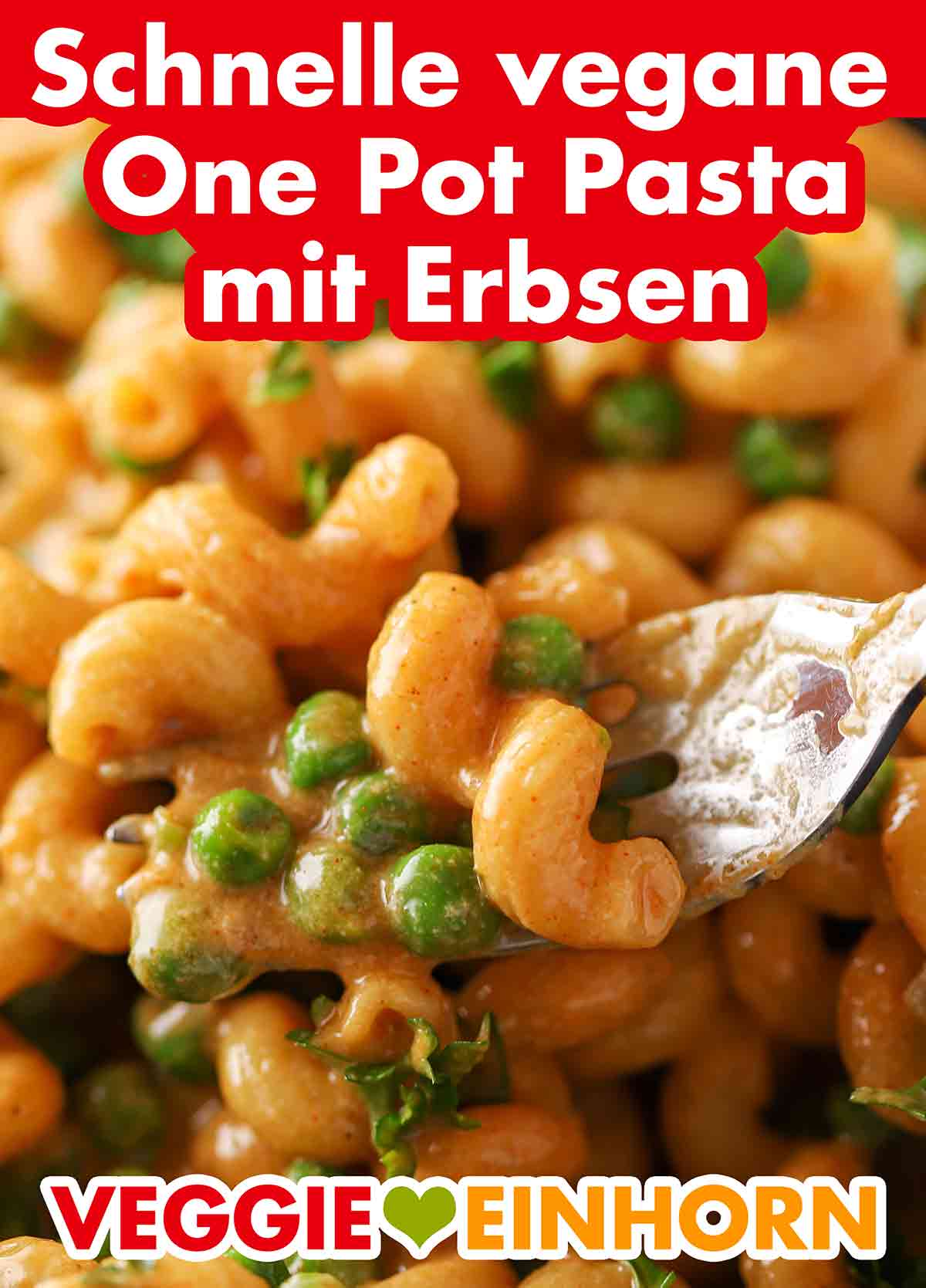 Das Nudelgericht ist einfach und lecker. Gabel mit One Pot Pasta mit Erbsen