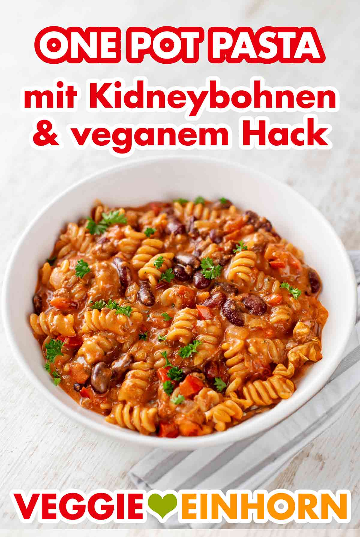 Die vegane One Pot Pasta mit veganem Hackfleisch und Kidneybohnen ist ein schnelles und einfaches Gericht. One Pot Pasta mit Kidneybohnen und veganem Hack