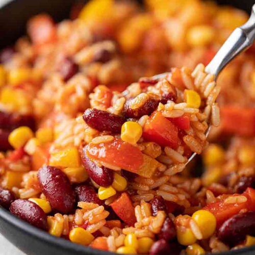 Teller mit One Pot Reis mit Paprika, Bohnen und Mais