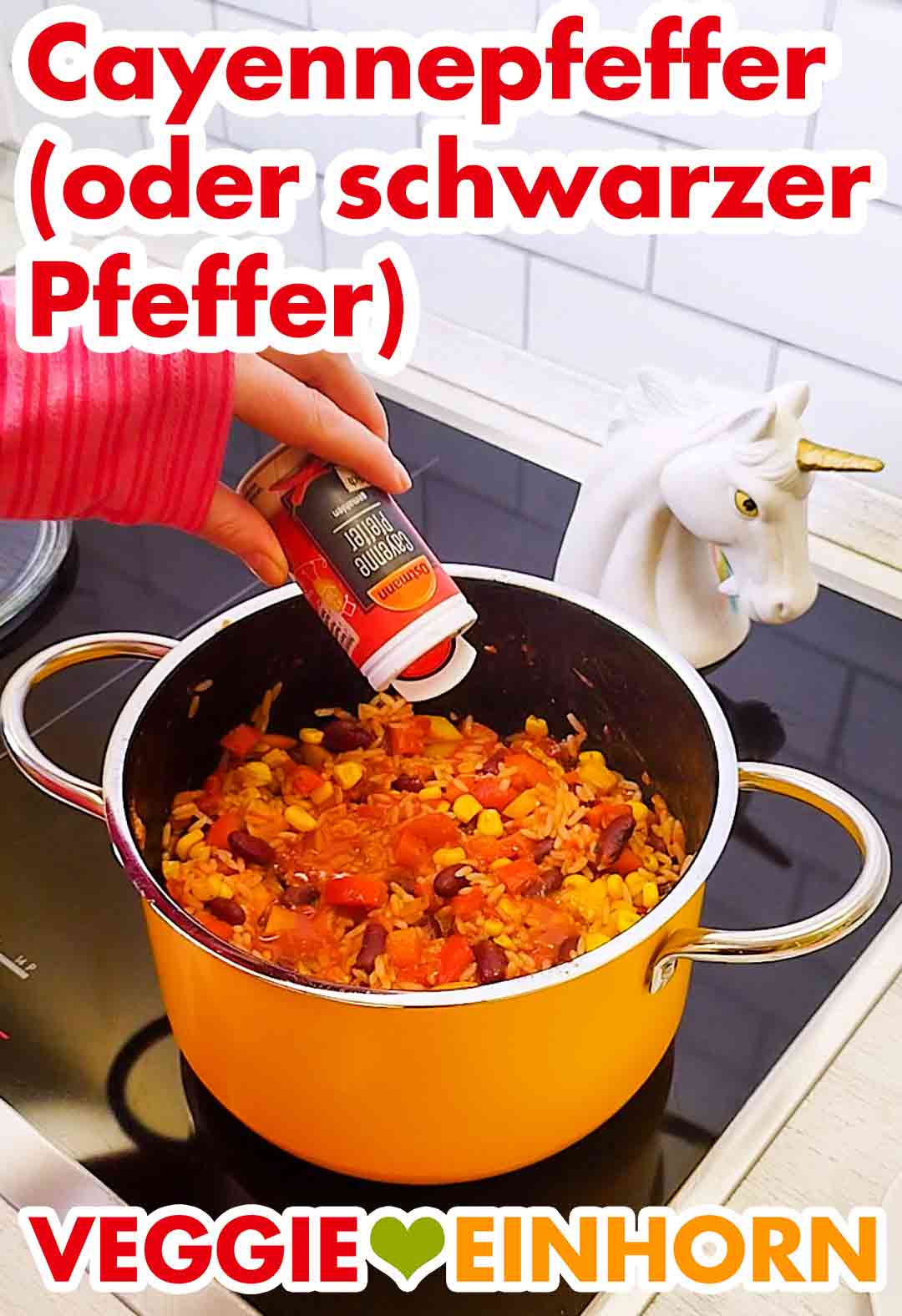 Statt Cayennepfeffer kannst Du auch schwarzen Pfeffer oder Chiliflocken nehmen. Der One Pot Reis wird mit etwas Cayennepfeffer gewürzt.