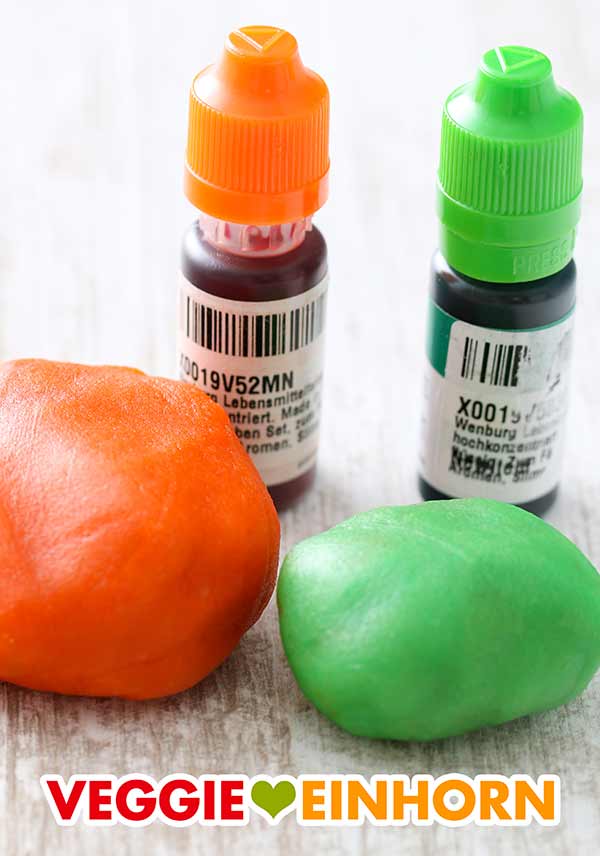 Orange und grün gefärbtes Marzipan Orange und grüne Lebensmittelfarbe und eingefärbtes Marzipan