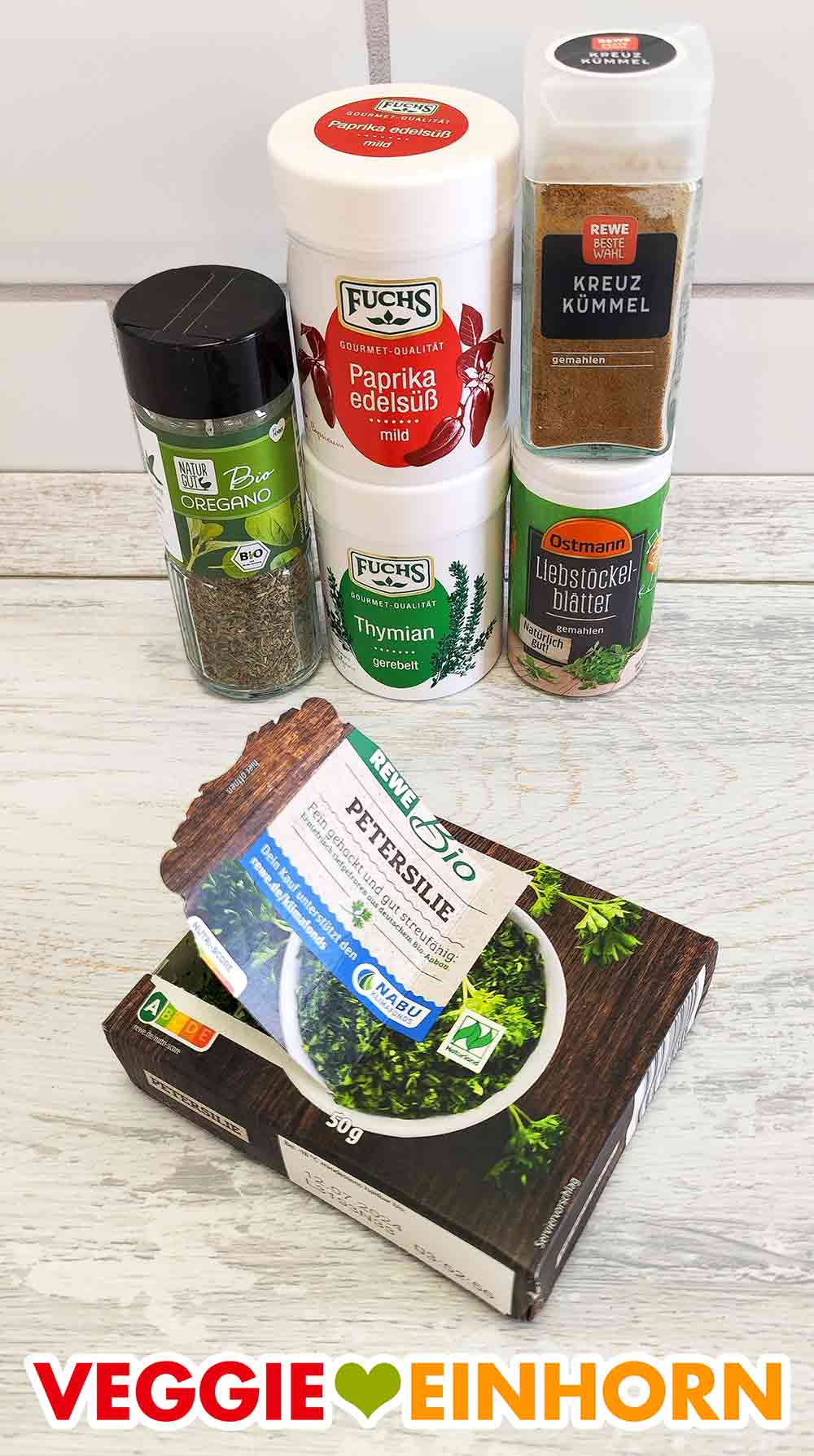 Oregano von Penny Naturgut, Paprika edelsüß, gerebelter Thymian von Fuchs, gemahlener Kreuzkümmel von Rewe Beste Wahl, gemahlene Liebstöckelblätter von Ostmann, tiefgefrorene Petersilie von Rewe Bio Oregano, Paprika edelsüß, Thymian, Kreuzkümmel, Liebstöckel, TK Petersilie