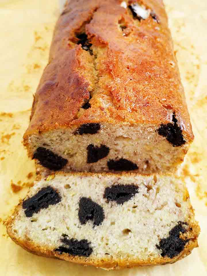 Nahaufnahme von veganem Oreo Bananenbrot