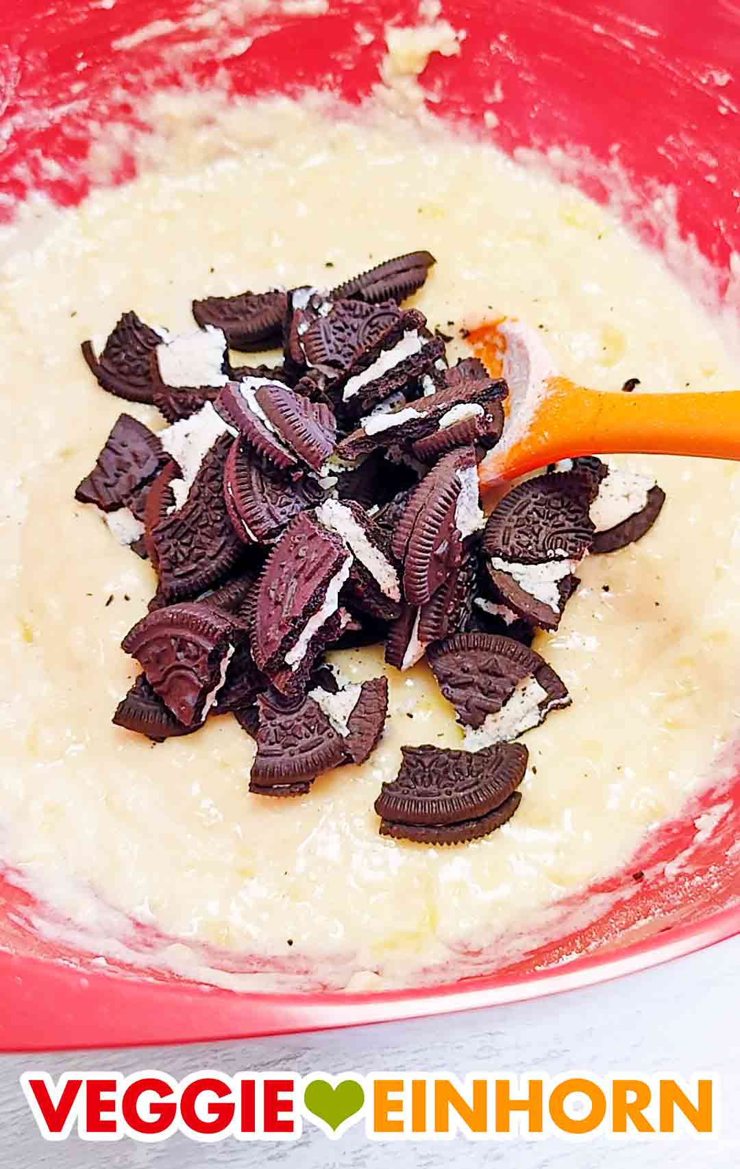 Oreo Stücke in der Rührschüssel mit dem Teig für das vegane Bananenbrot Veganer Bananenbrot Teig mit den Oreos