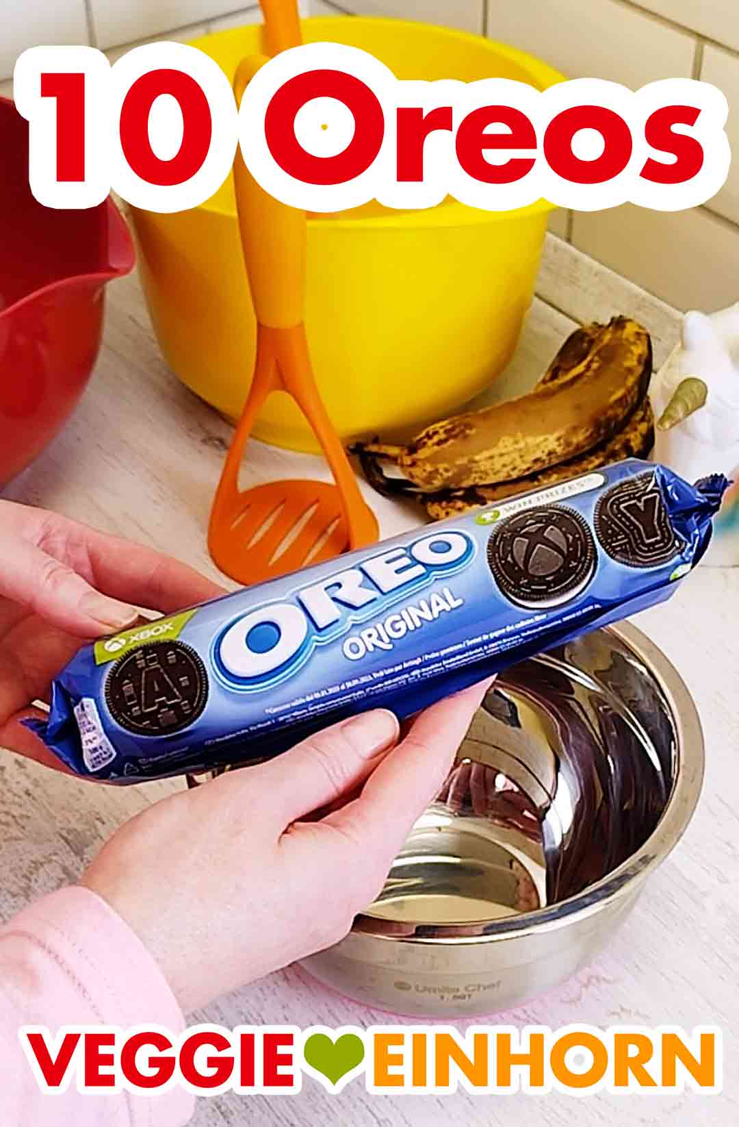 Für das Bananenbrot brauchst Du 10 Oreo Kekse. Eine Rolle Oreos