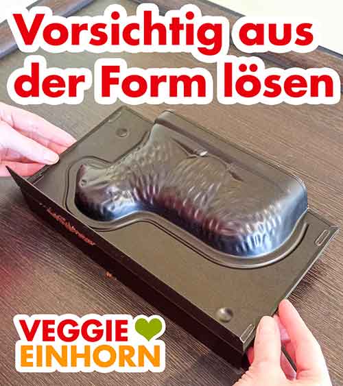 Das Osterlamm vorsichtig aus der Backform lösen Lösen des Osterlamms aus der Backform