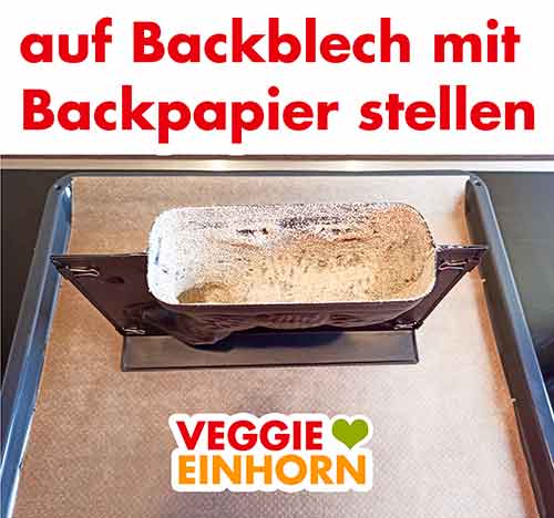 Die Osterlamm Backform auf ein mit Backpapier ausgelegtes Backblech stellen Osterlamm Backform auf einem Backblech mit Backpapier