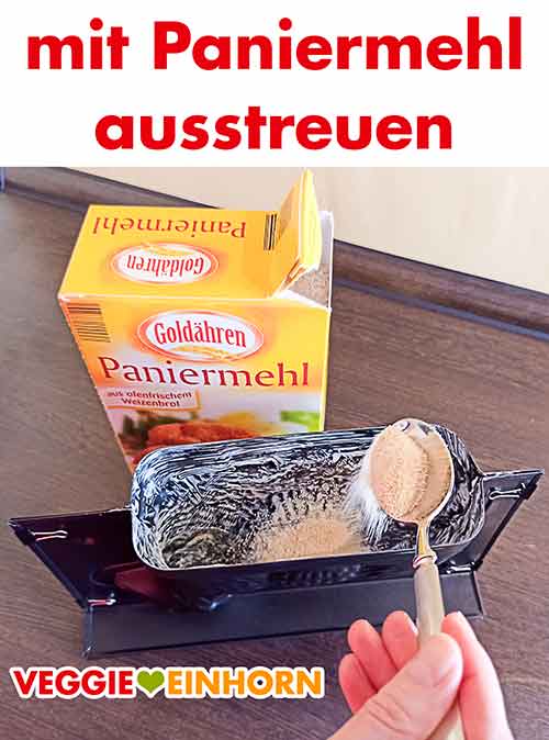 Die Osterlamm Backform wird mit Semmelbröseln ausgestreut Ausstreuen der Osterlamm Backform mit Paniermehl