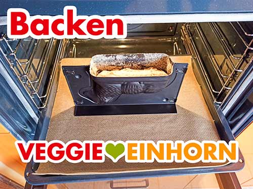 Das Osterlamm wird in den Ofen geschoben und gebacken Osterlamm Backform im Backofen