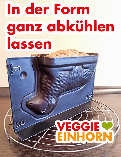 Das Osterlamm kühlt ab auf einem Kuchengitter Osterlamm Backform auf einem Abkühlgitter