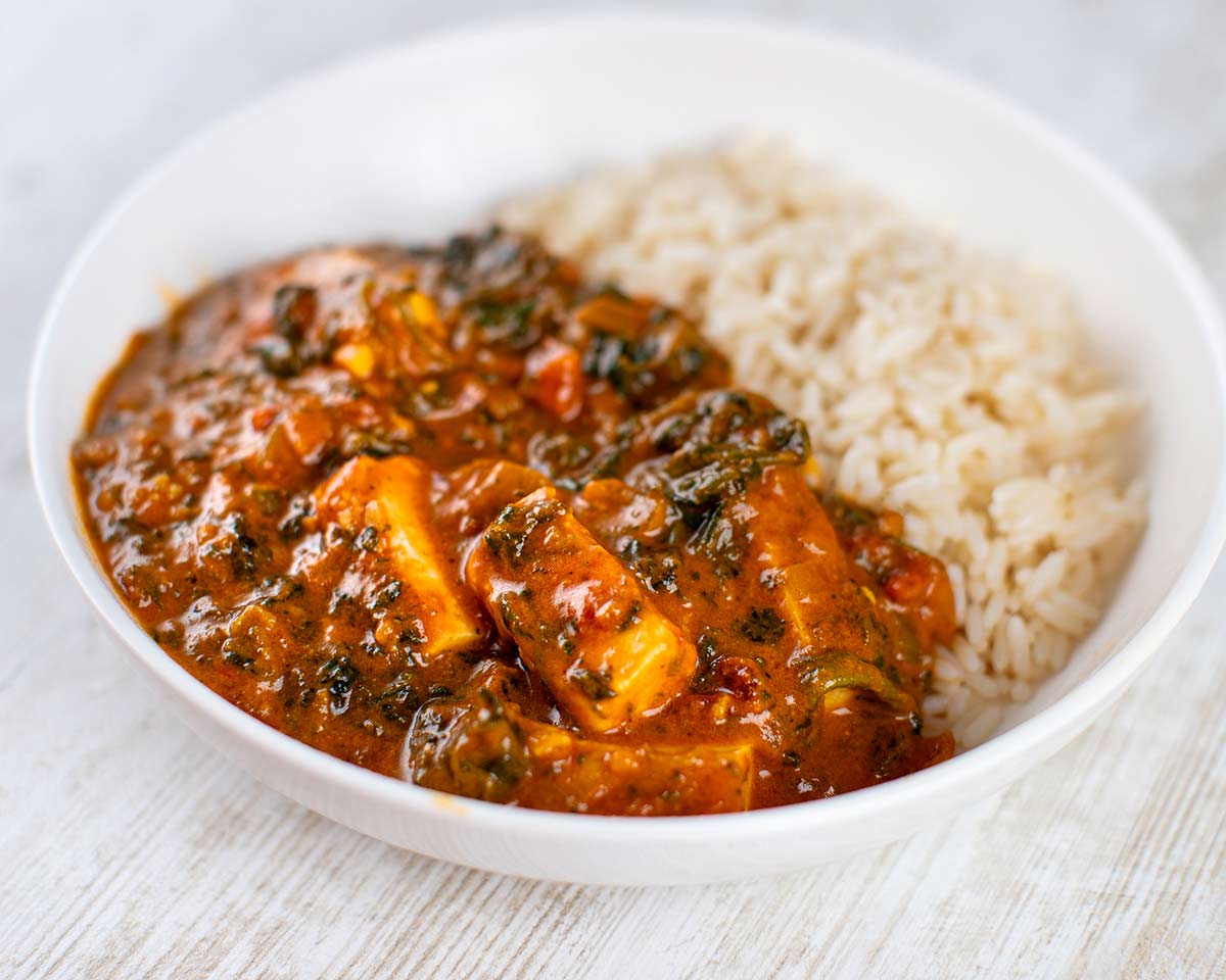 Das vegane Palak Paneer schmeckt mit Reis, Naan oder indischem Chapati Brot. Teller mit veganem Palak Paneer