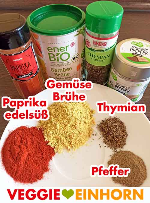 Paprika edelsüß, Gemüsebrühe Pulver, Thymian, schwarzer Pfeffer Gewürze auf einer Untertasse