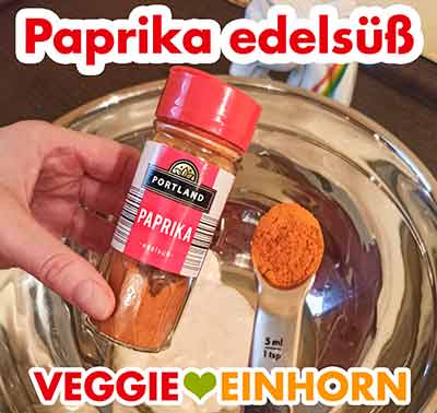 Einen Teelöffel Paprikapulver edelsüß zufügen. Ein Teelöffel Paprika edelsüß Pulver
