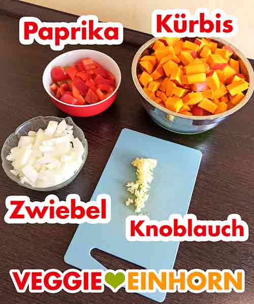 Das fertig vorbereitete Gemüse für das Kürbisgulasch Paprikawürfel, Kürbiswürfel, Zwiebelwürfel und gepresster Knoblauch