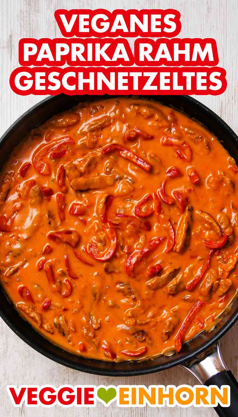 Das vegane Paprika Rahm Geschnetzelte mit veganer Sahne. Veganes Paprika Rahm Geschnetzeltes in der Pfanne