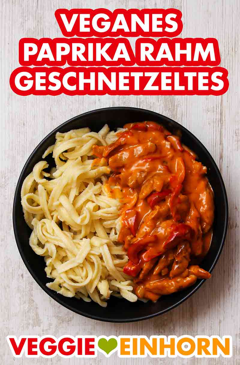 Zu dem veganen Paprika Rahm Geschnetzelten passen Reis, Nudeln, Spätzle, Knödel oder Kartoffeln. Ein Teller mit Spätzle ohne Ei und veganem Paprika Rahm Geschnetzelten.