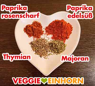 Gewürze für das vegane Gulasch auf einem Teller Ein Teller mit Gewürzen für das vegetarische Gulasch