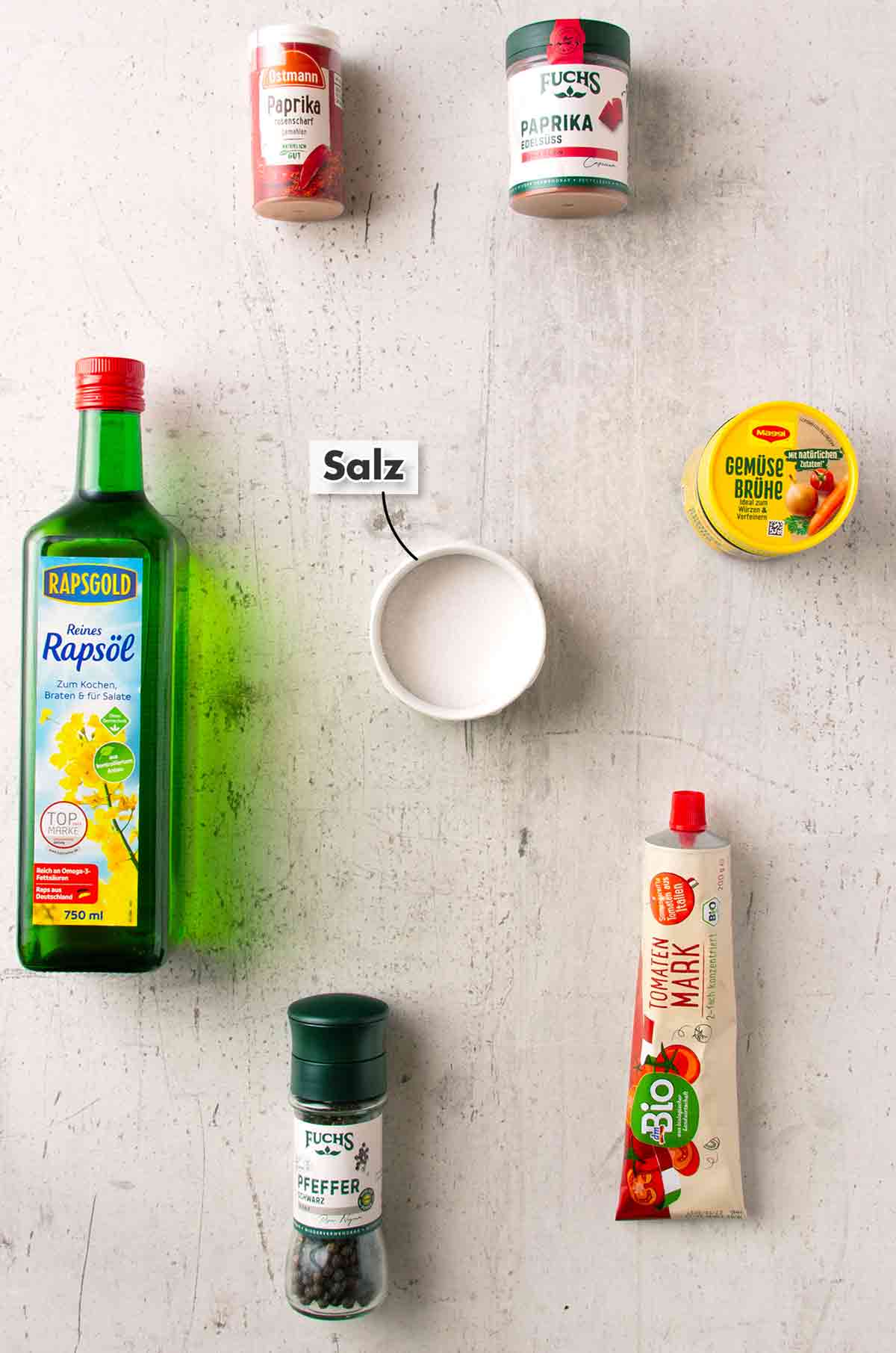 Ostmann Paprika rosenscharf, Fuchs Paprika edelsüß, Rapsgold Rapsöl, Salz, Maggi Gemüsebrühe, Fuchs Schwarzer Pfeffer, dm Bio Tomatenmark Rosenscharfes Paprikapulver, edelsüßes Paprikapulver, geschmacksneutrales Öl, Salz, veganes Gemüsebrühe Pulver, Pfeffer, Tomatenmark