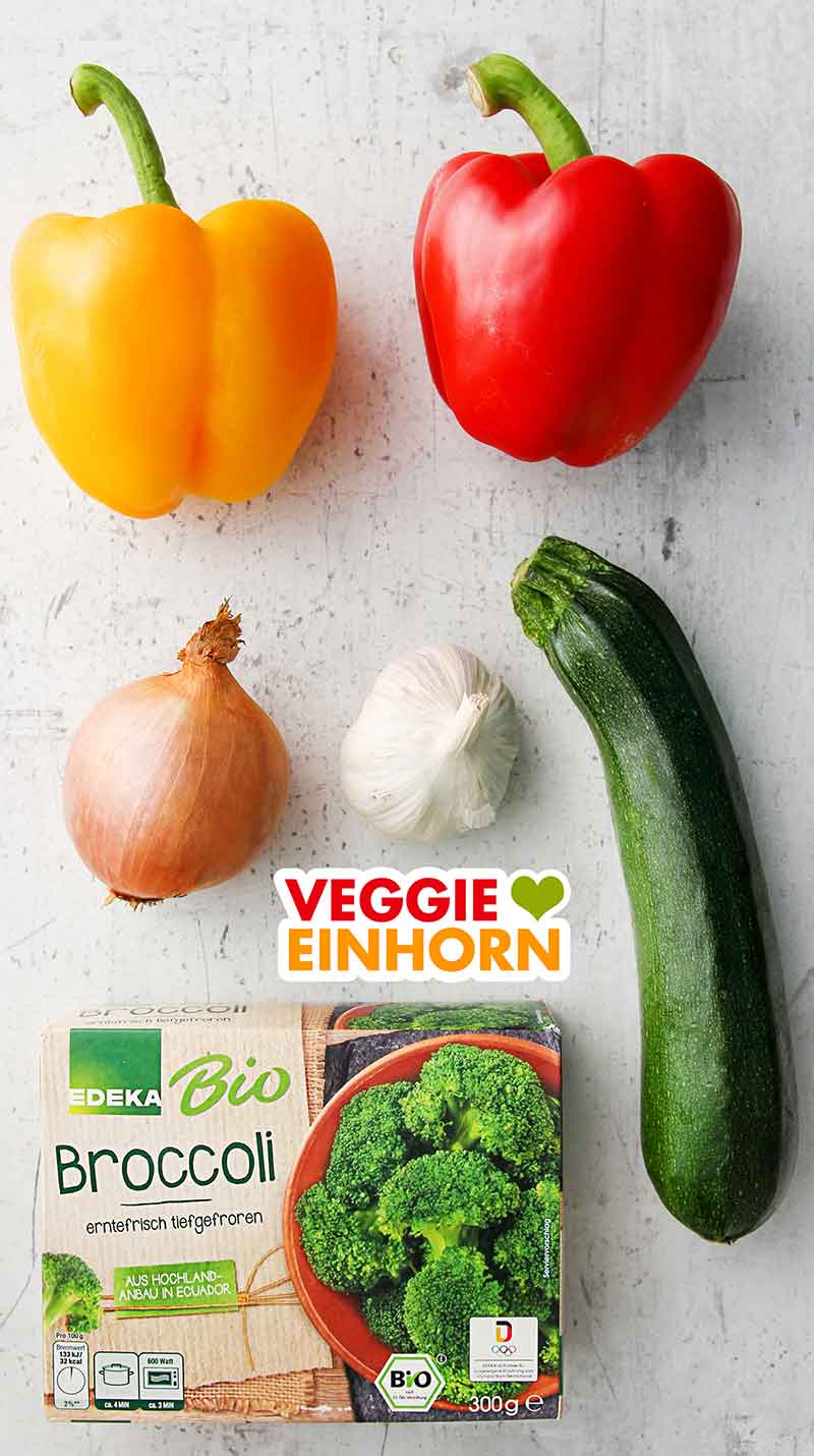 Gemüse für das Curry mit Kokosmilch Gelbe und rote Paprika, Zwiebel, Knoblauch, Zucchini und Brokkoli