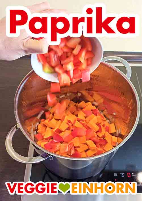 Die Paprikawürfel werden zugefügt. Gewürfelte rote Paprika