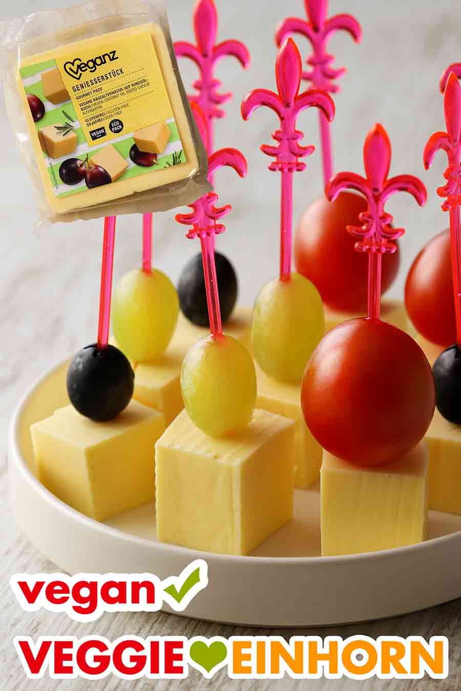 Partypicker mit veganen Käse Würfeln, Weintrauben, Oliven und Cherry Tomaten Teller mit veganen Partyhäppchen mit Käsewürfeln