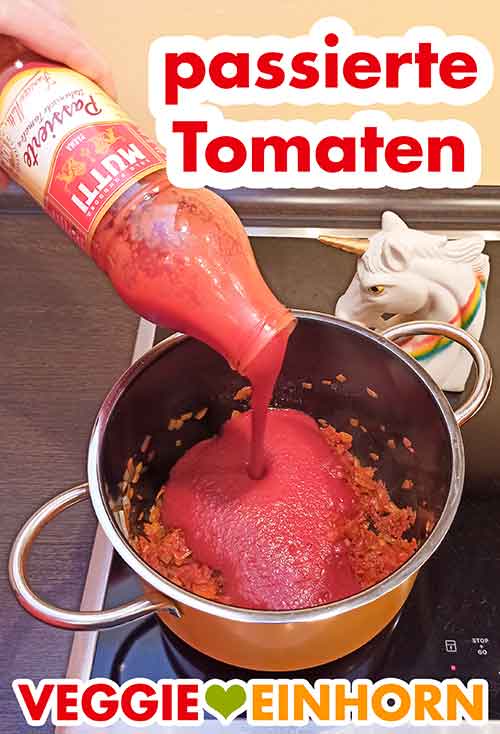 Tomatenpassata zugeben Eine Flasche passierte Tomaten wird in den Topf zugefügt