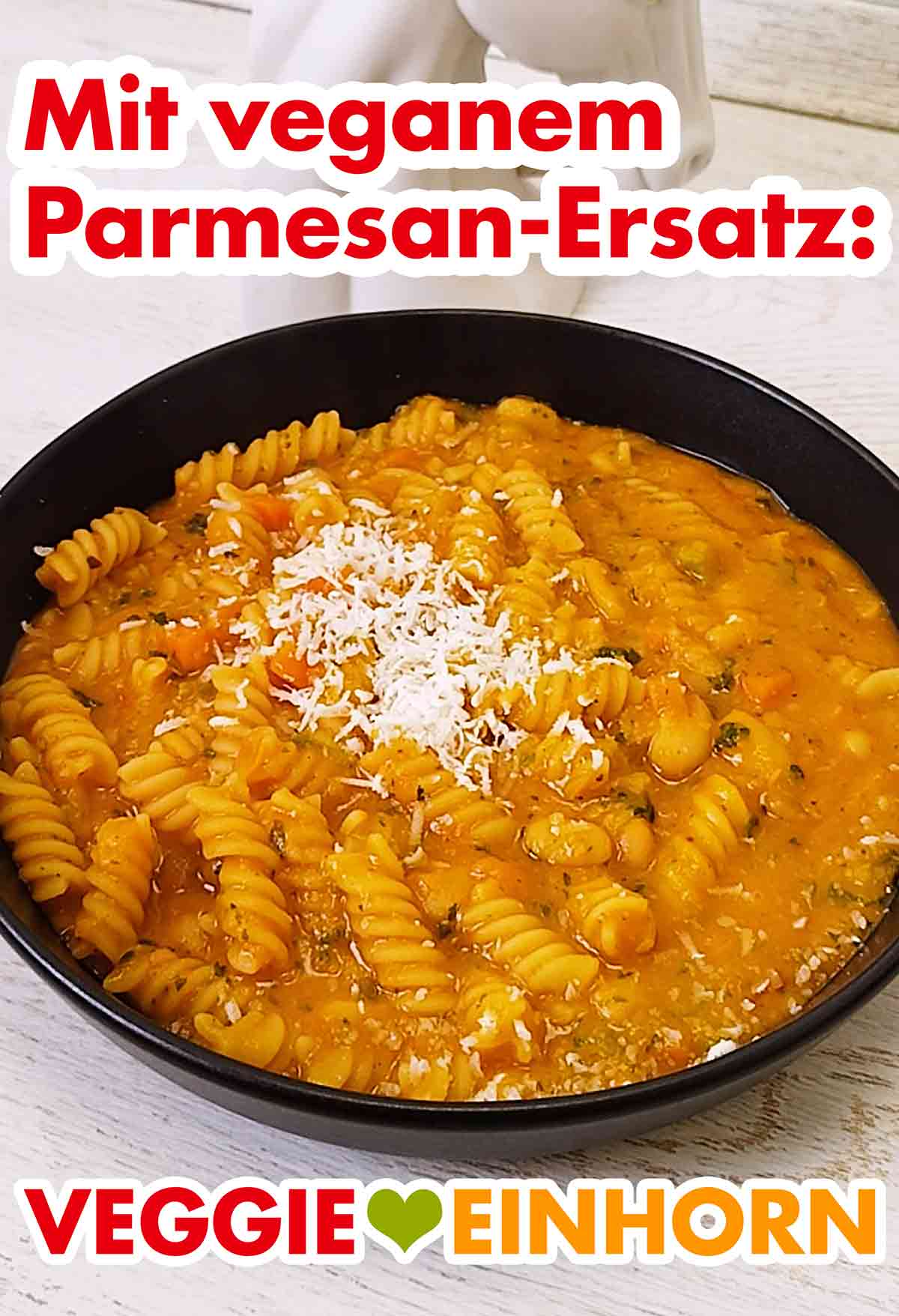 Vegane Parmesanalternative auf einem Teller Pasta e fagioli Ein Teller Nudeln mit weißen Bohnen und veganem Parmesanersatz