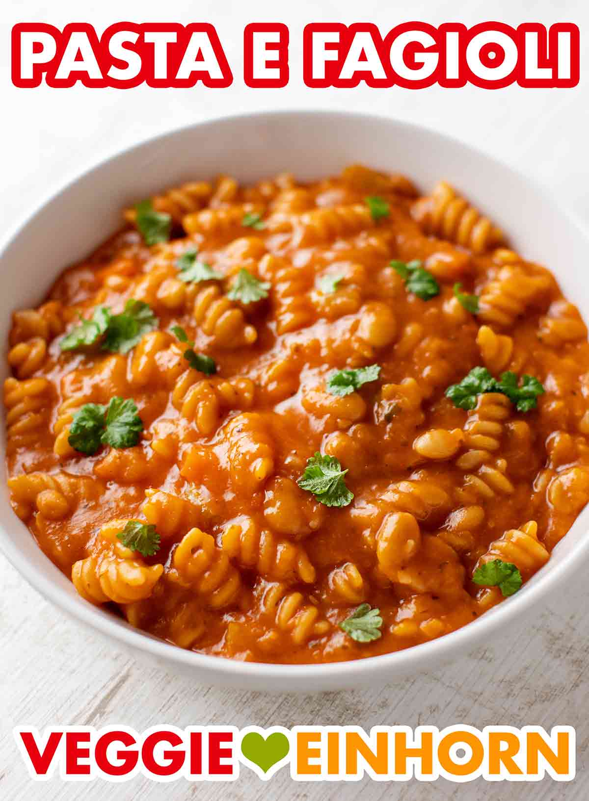 Das Rezept ist vegetarisch und vegan. Pasta e Fagioli auf einem Teller