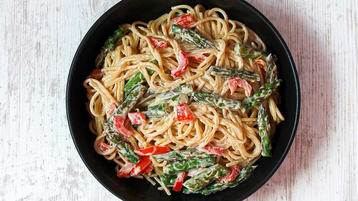 Die Nudeln mit gebratenem grünen Spargel und Paprika sind vegetarisch und vegan. Gebratener grüner Spargel mit Pasta