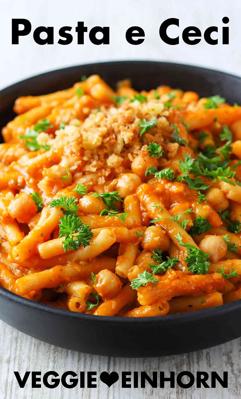 Nudeln mit Kicherererbsen sind italienische Pasta e Ceci. Ein Teller Nudeln mit Kichererbsen