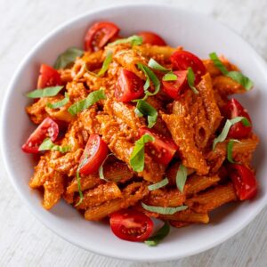 Vegane Pasta in cremiger Cashew-Tomaten-Soße