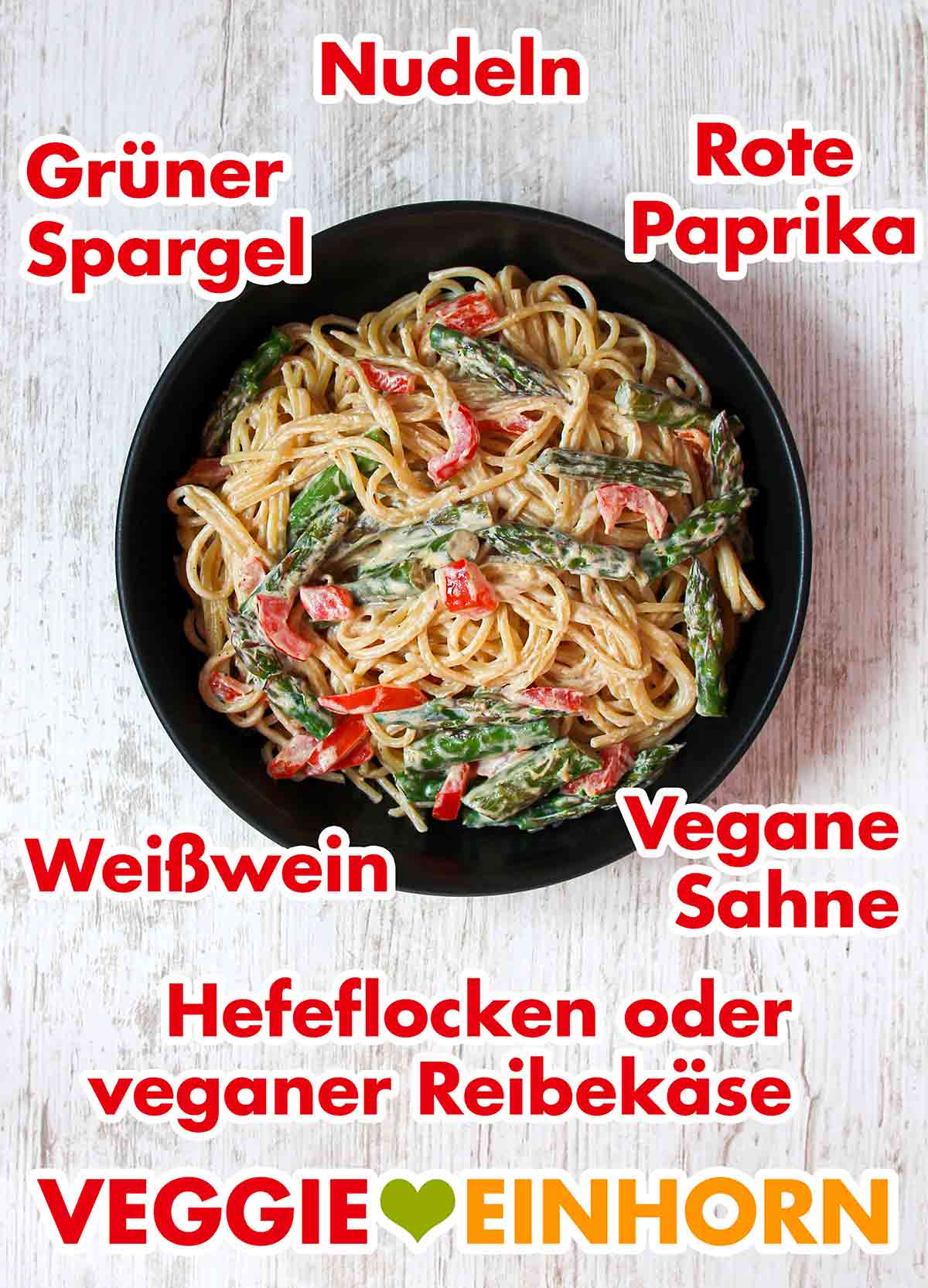Das vegane Nudelgericht enthält Spaghetti, gebratenen grünen Spargel und Paprika. Nudeln mit grünem Spargel, roter Paprika, Weißwein, veganer Sahne und Hefeflocken