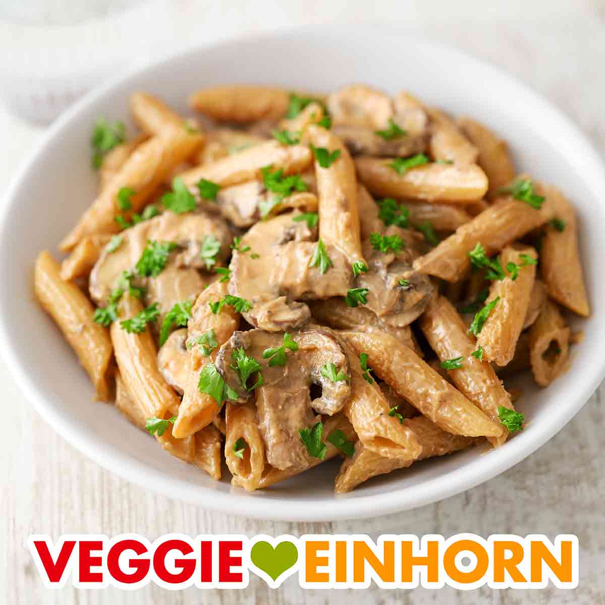 Pasta mit Pilzen auf einem Teller