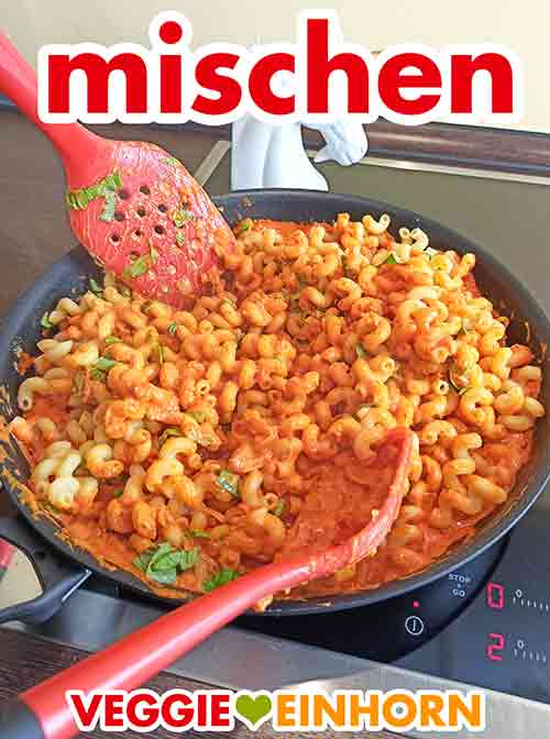 Die Pasta gut mit der cremigen Soße verrühren. Die Nudeln werden mit der Soße vermischt.