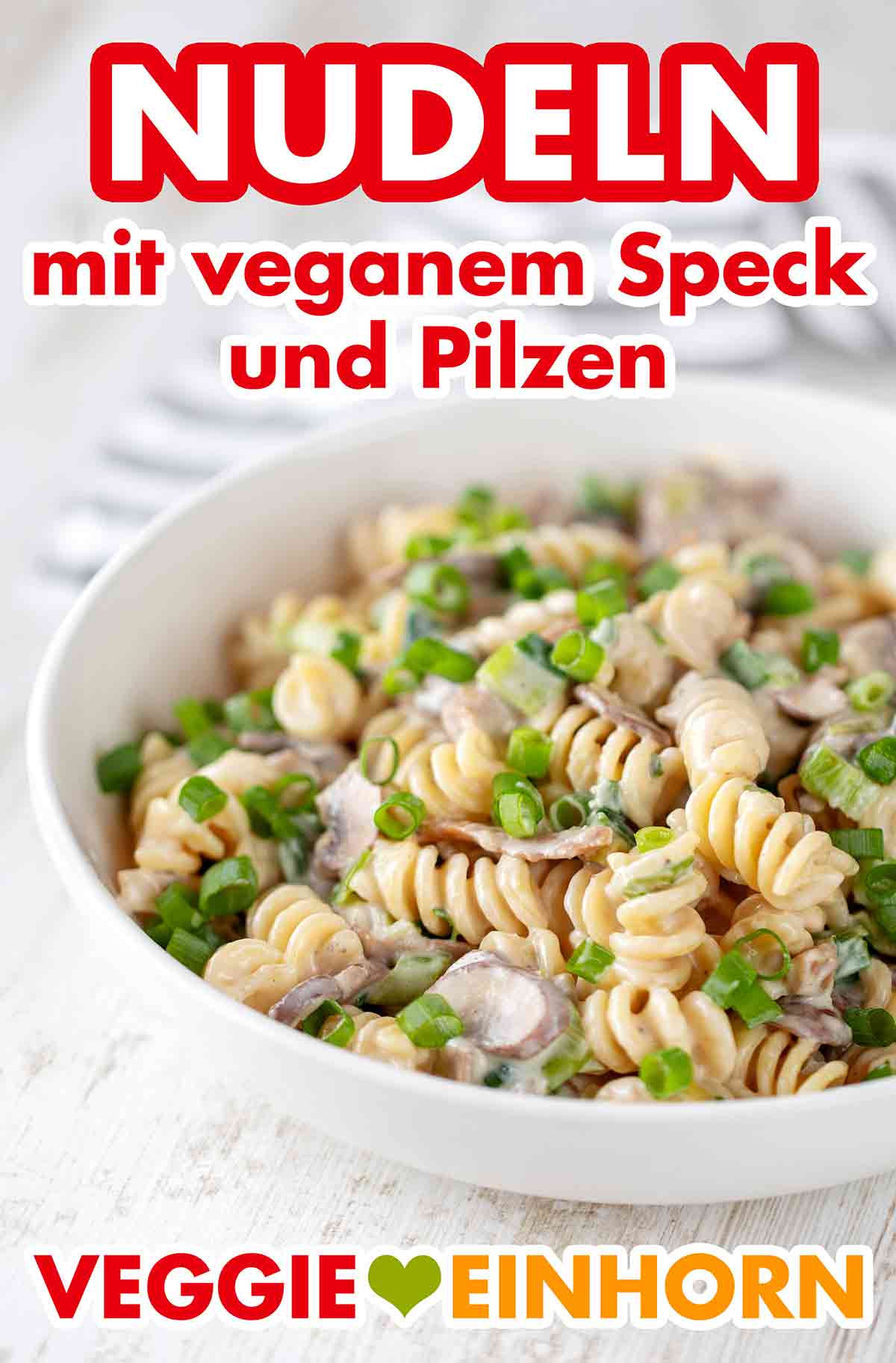 Es ist ein schnelles veganes Nudelgericht, das immer gut ankommt. Nudeln mit veganem Speck, Pilzen und Frühlingszwiebeln