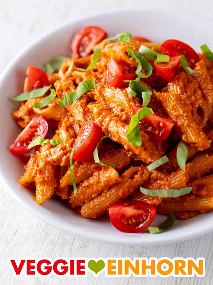 Teller mit Nudeln mit veganer cremiger Cashew-Tomaten-Soße
