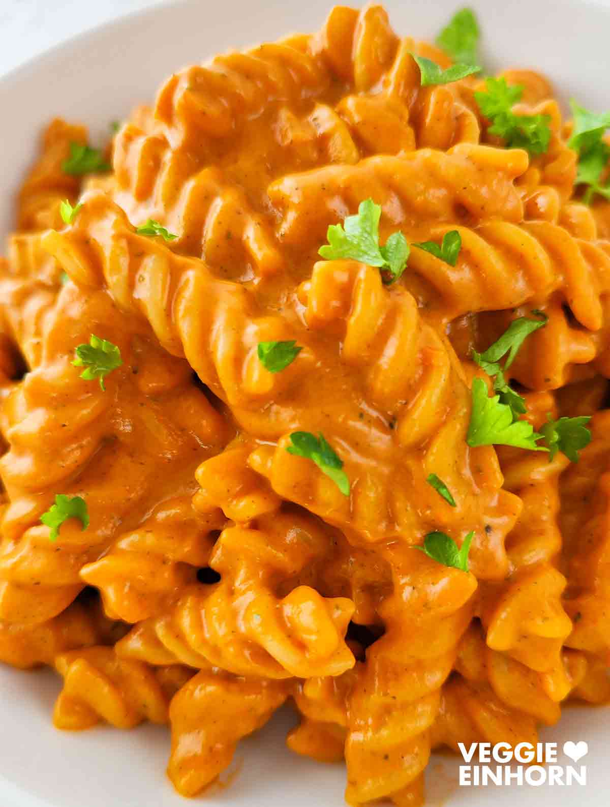 Fusilli mit einer orangen Soße aus püriertem Ofengemüse