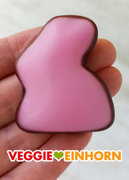 Die rosa Fondant Hasen schmecken nach Erdbeer. Ein veganer Fondanthase mit Erdbeergeschmack