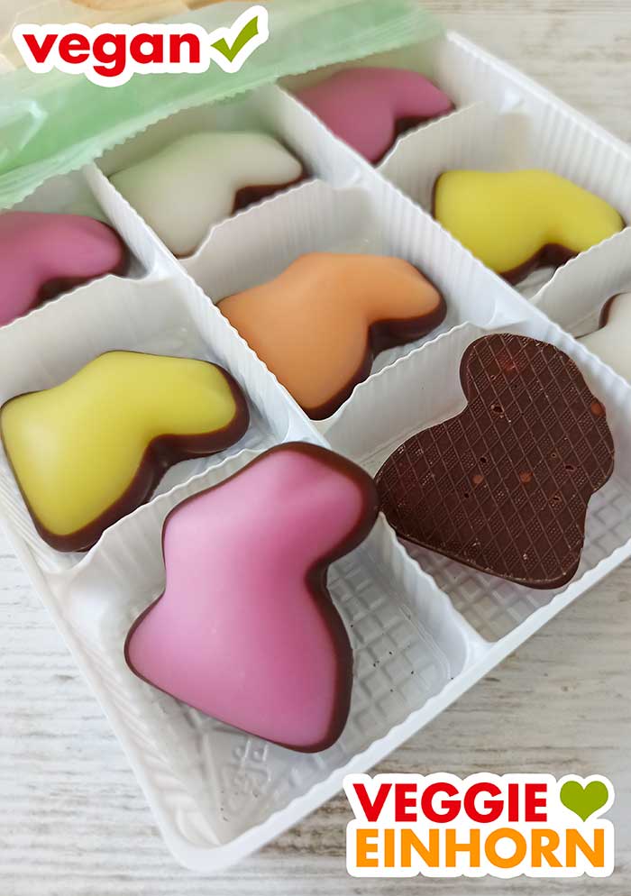 Auf der Rückseite sind die Fondant Hasen in dunkle Schokolade getaucht. Geöffnetete Packung mit veganen Fondanthasen von Penny
