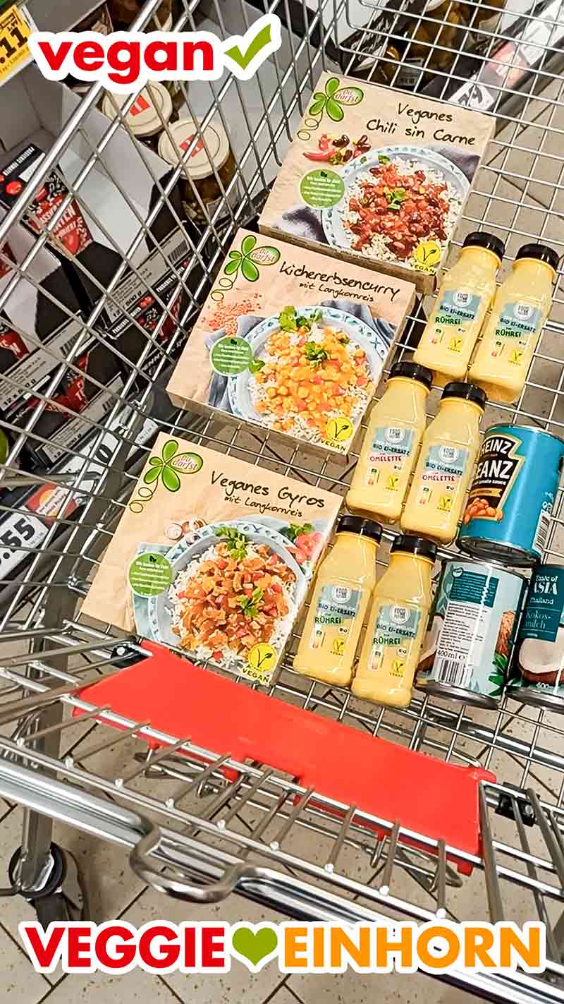 Einkaufswagen von Penny mit veganen Lebensmitteln und Du Darfst Fertiggerichten Die veganen Fertiggerichte von Du Darfst liegen im Einkaufswagen