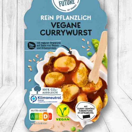 Eine Packung vegane Currywurst von Penny