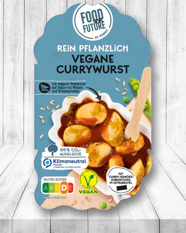 Eine Packung vegane Currywurst von Penny