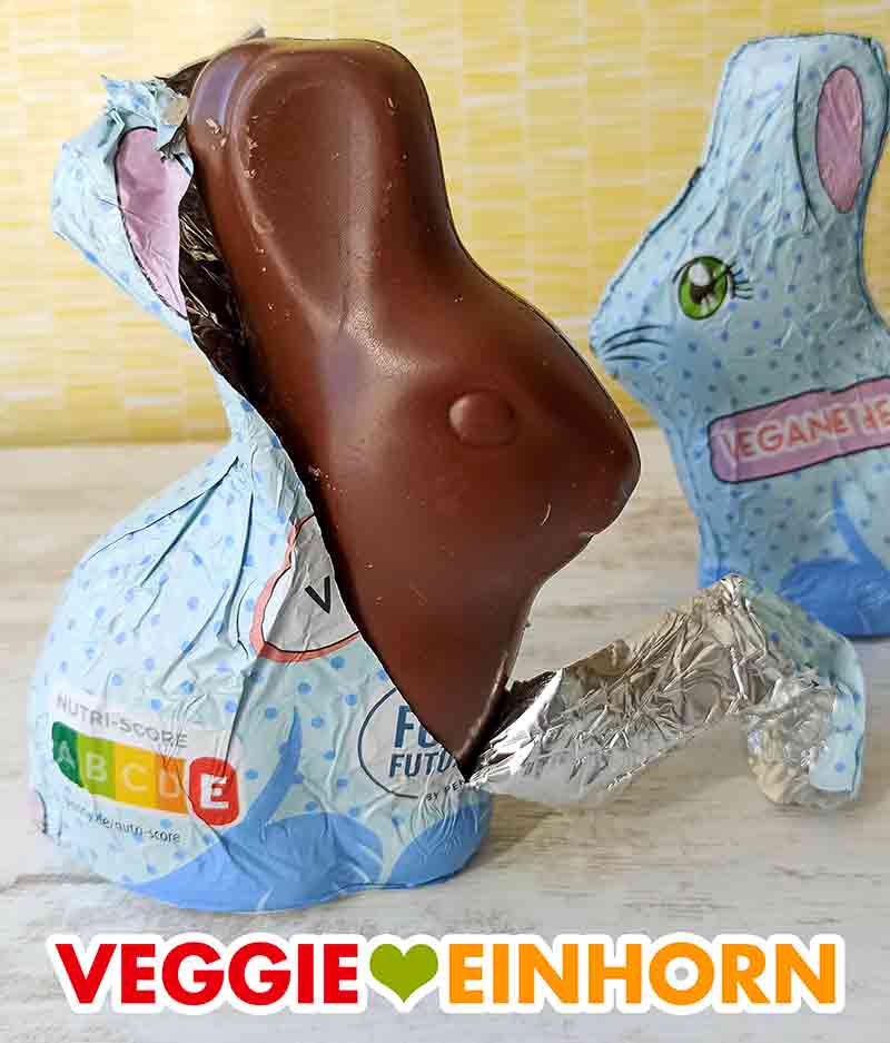 Die Schokolade des Osterhasen ist vegan. Halb ausgepackter veganer Schokoladenhase von Penny