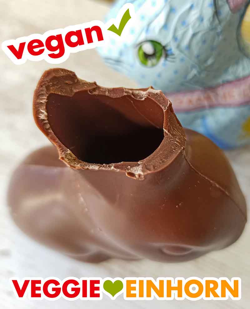 Der vegane Schokohase ist innen hohl. Blick von oben in die Hohlfigur aus veganer Schokolade